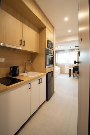 Executive Suite | Private kitchen | Espresso maker, electric kettle