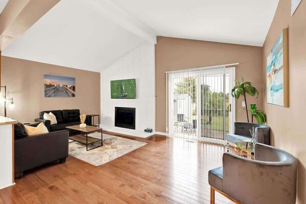 Télévision, cheminée, espaces bureaux