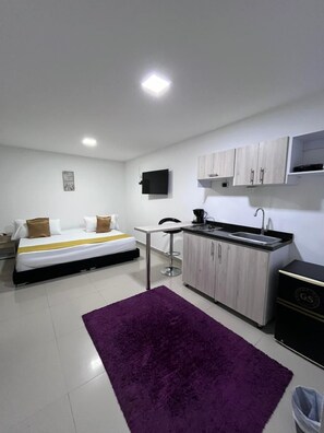 Deluxe Studio Suite, Private Bathroom | Iron/ironing board, free WiFi - Hotel Granada Suites Deluxe (Cali)