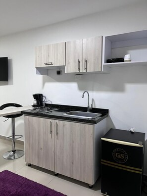 Deluxe Studio Suite, Private Bathroom | Private kitchen | Fridge, stovetop, cookware/dishes/utensils - Hotel Granada Suites Deluxe (Cali)