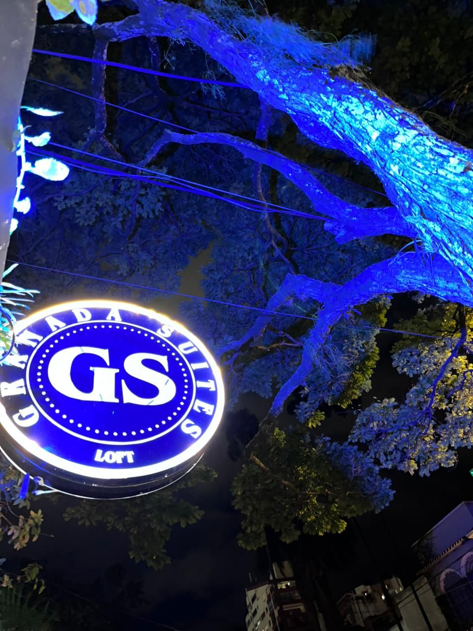 Uma placa iluminada com o texto 'GRAND SOUSITE LOFT', indicando um hotel ou estabelecimento de hospedagem.