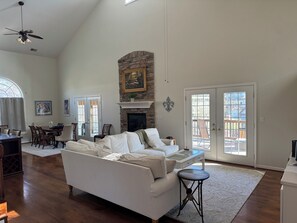 Living area - Enjoy Derby City in this amazing river bungalow! (Louisville)