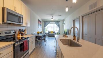 Kjøleskap, mikrobølgeovn, ovn og kokeplater