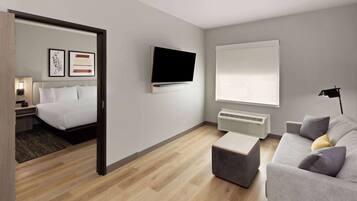 Muebles diferentes, escritorio y espacio para trabajar con laptop