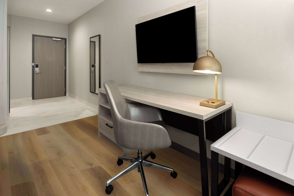 Room, 1 King Bed, Mobility Accessible, Non Smoking (Bathtub with Grab Bars) | Desk, laptop workspace, blackout drapes, soundproofing
