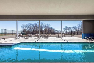 Una piscina al aire libre de temporada