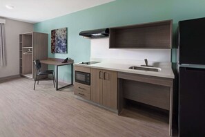 Quarto, 1 cama Queen, para não fumantes (Bathtub W/grab Bars) | Escrivaninha, espaço de trabalho para notebook, Wi-Fi de cortesia