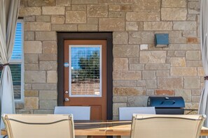 Outdoor dining - Modern Rock 3BR 3B Downtown (Round Rock)