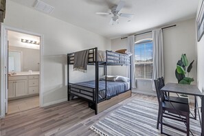 3 Schlafzimmer, Schreibtisch, Bügeleisen/Bügelbrett, WLAN