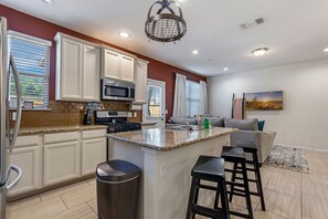 雪櫃、微波爐、焗爐、爐具