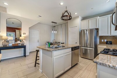 Modern Rock 3BR 3B Downtown