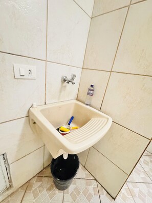 Douche, sĂšche-cheveux, savon, papier toilette