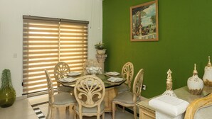 A dining area with a round table, six chairs, and a ceiling fan. - Casa 25 Lizette Luxury for 6-7 px with Pool Cancun! (Cancún)