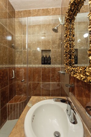 Dusche, Haartrockner, Handtücher, Seife