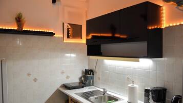 Refrigerador, horno, cafetera/tetera, tetera/pava eléctrica