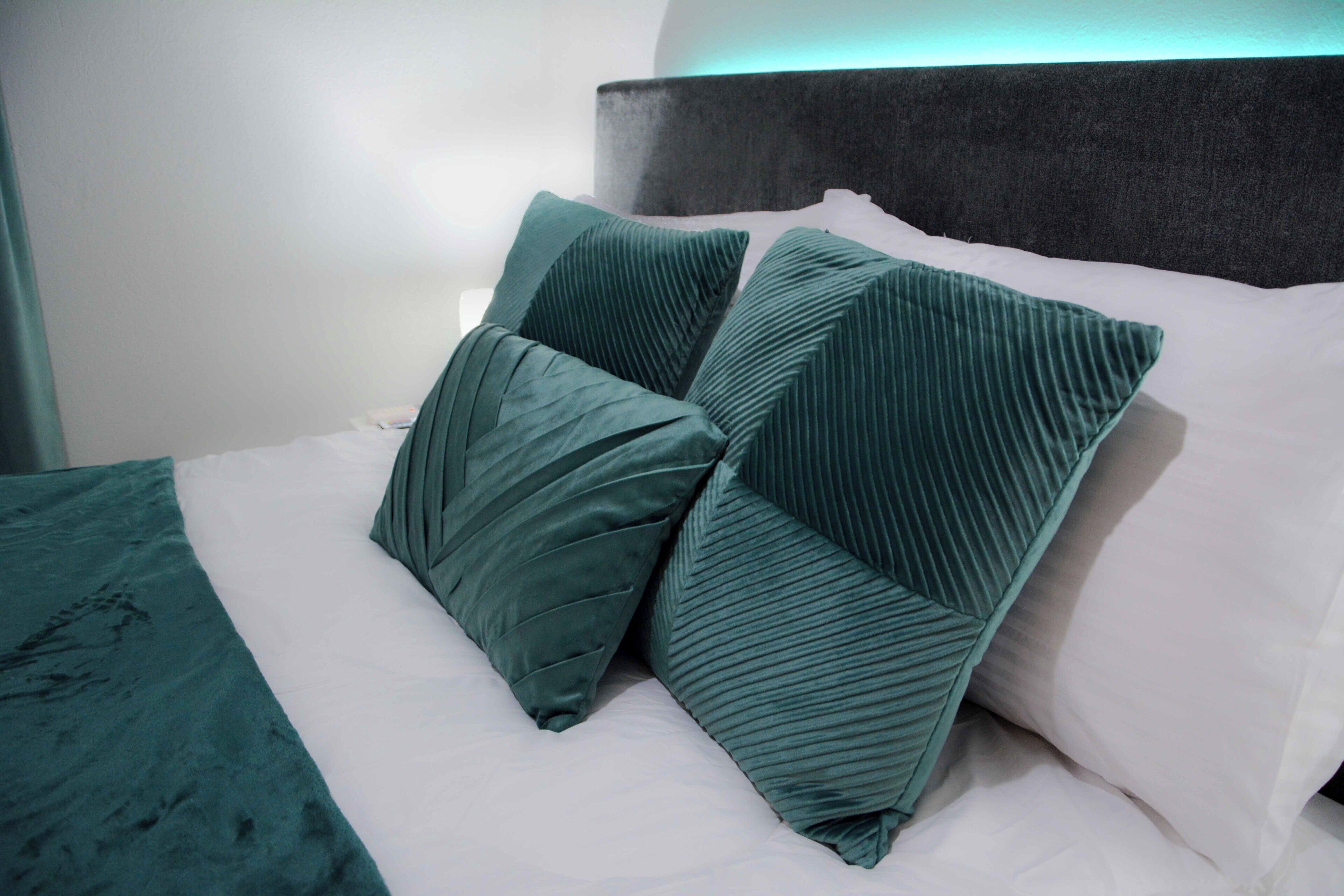 1 dormitori, escriptori i planxa i posts de planxar 