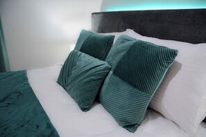 1 dormitori, escriptori i planxa i posts de planxar