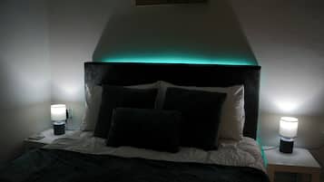 1 dormitorio, escritorio, tabla de planchar con plancha y cuna de viaje