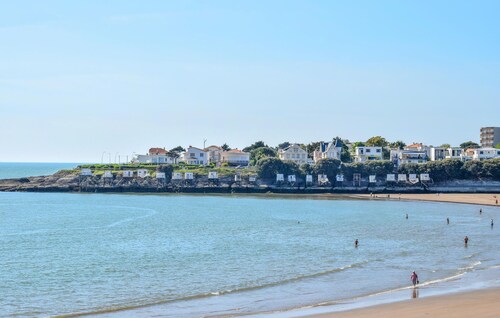Lovely home in Royan with WiFi