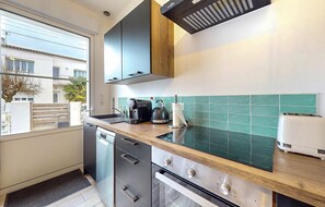 Fridge, microwave, oven, stovetop - Gorgeous home in Royan with WiFi (Royan)
