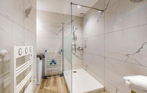 Shower, hair dryer - 2 bedroom awesome home in Royan (Royan)