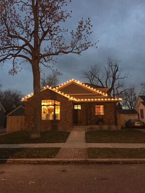 Exterior - Beautiful, luxury three bedroom home (Billings)
