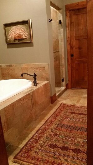 Hair dryer, towels, soap, toilet paper - Beautiful, luxury three bedroom home (Billings)