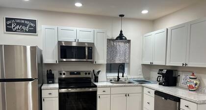 Charming 3-bedroom house with pond near Lynchburg