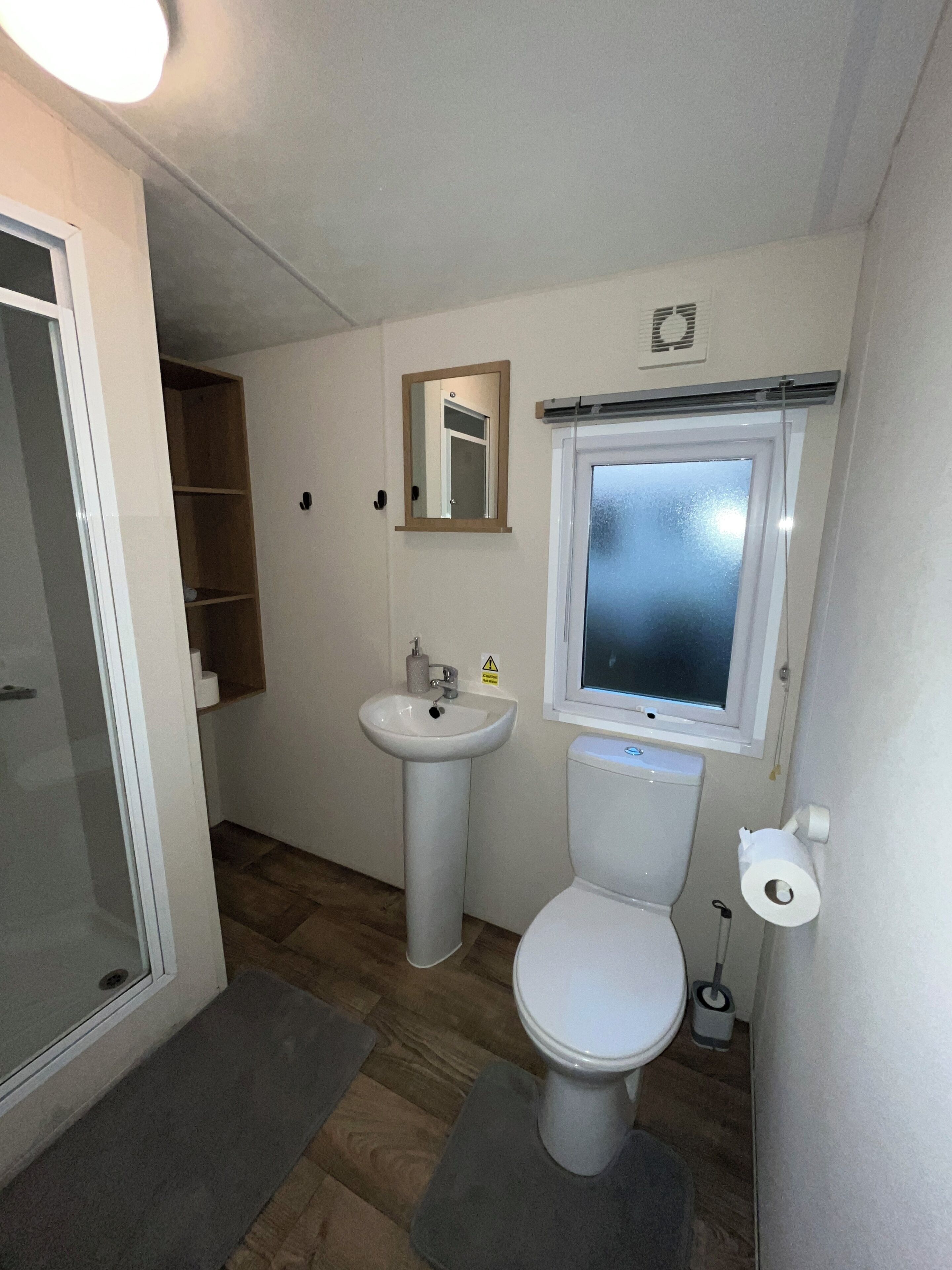 シャワー、タオル、石鹸、トイレットペーパー