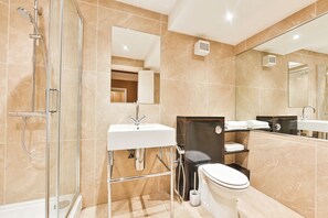 Dusche, Haartrockner, Bidet, Handtücher