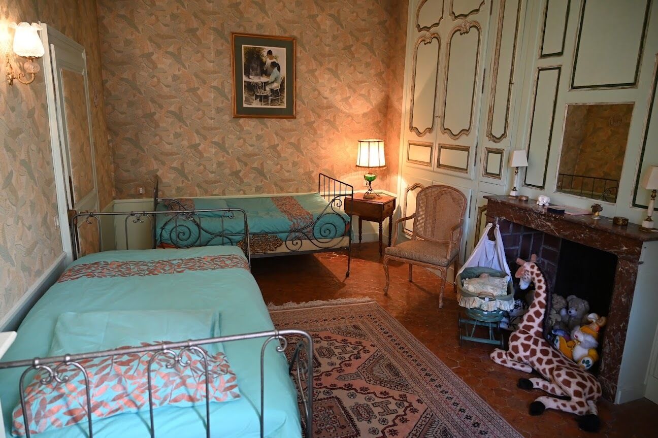 5 habitaciones, escritorio y tabla de planchar con plancha 