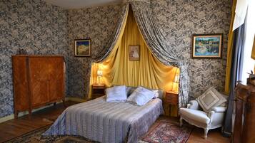 5 bedrooms, desk, iron/ironing board, travel crib