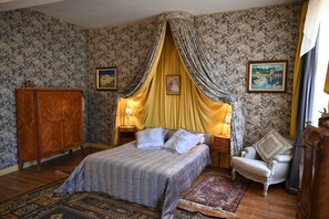 5 Schlafzimmer, Schreibtisch, Bügeleisen/Bügelbrett, Reisekinderbett