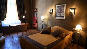 5 chambres, bureau, fer et planche à repasser, lit parapluie