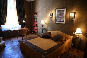 5 Schlafzimmer, Schreibtisch, Bügeleisen/Bügelbrett, Reisekinderbett