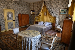 5 bedrooms, desk, iron/ironing board, travel crib