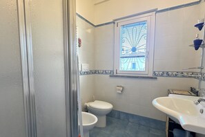 Dusche, Bidet, Handtücher