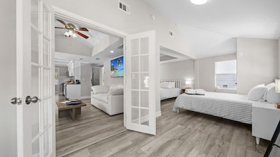 Sunny w/Pool 5 min walk to beach