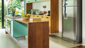 Refrigerador, horno, placa de cocina, silla alta para bebés