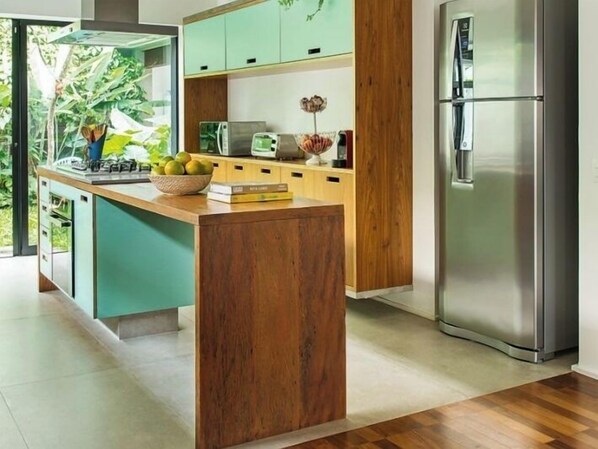 Chambre Familiale Double ou avec lits jumeaux, vue montagne | Cuisine privée