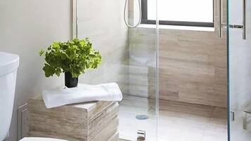 Comfort Suite | Bathroom | Slippers, towels