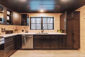 Fridge, microwave, oven, stovetop - Boulder Run Cabin-Mountain Views/Sauna/Hot Tub/EV Charger (Sunderland)