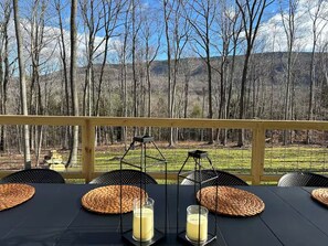 Outdoor dining - Boulder Run Cabin-Mountain Views/Sauna/Hot Tub/EV Charger (Sunderland)