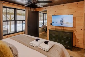 3 bedrooms, desk, iron/ironing board, free WiFi - Boulder Run Cabin-Mountain Views/Sauna/Hot Tub/EV Charger (Sunderland)