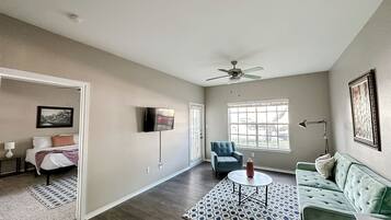 1 soverom, skrivebord, wi-fi (inkludert) og sengetøy