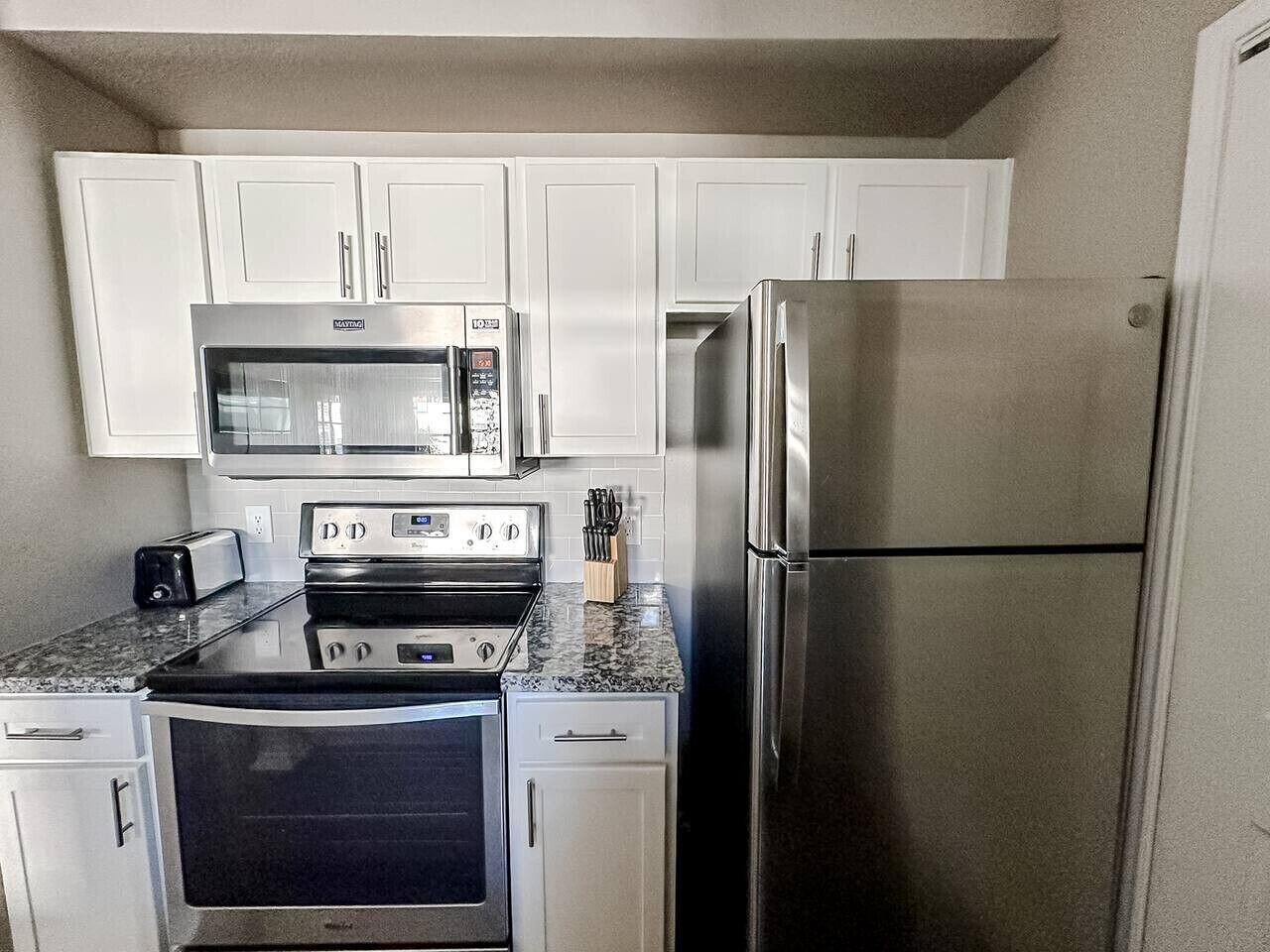 Refrigerador, microondas, horno y parrilla de estufa 
