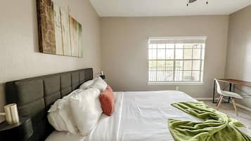 Escritorio, tabla de planchar con plancha, wifi gratis y ropa de cama