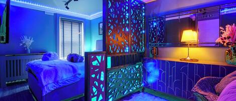 Habitación triple Confort | Espacio para trabajar con un portátil y tabla de planchar con plancha