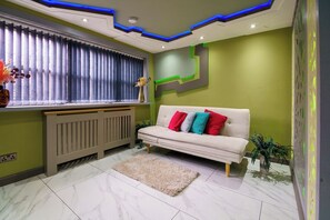 Skrivebord for bærbar PC, strykejern/-brett og wi-fi (inkludert)