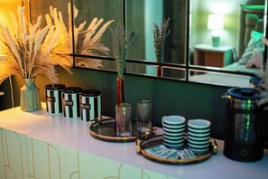 Skrivebord for bærbar PC, strykejern/-brett og wi-fi (inkludert)